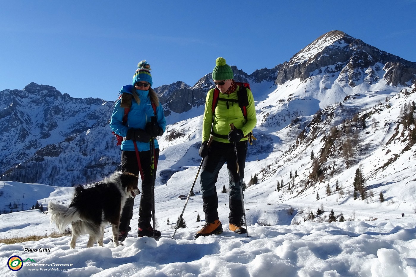 24 Dalla Baita Belvedere Susi e Paolo con NIka con vista in Cavallo e Pegherolo.JPG